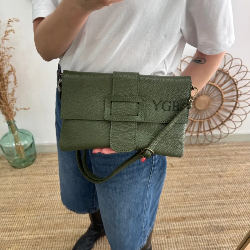 Bolso piel bandolera caqui solapa personalizado iniciales bordadas
