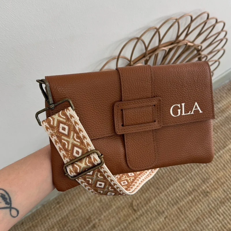 Bolso piel bandolera camel solapa personalizado iniciales bordadas