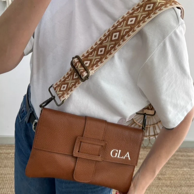 Bolso piel bandolera camel solapa personalizado iniciales bordadas