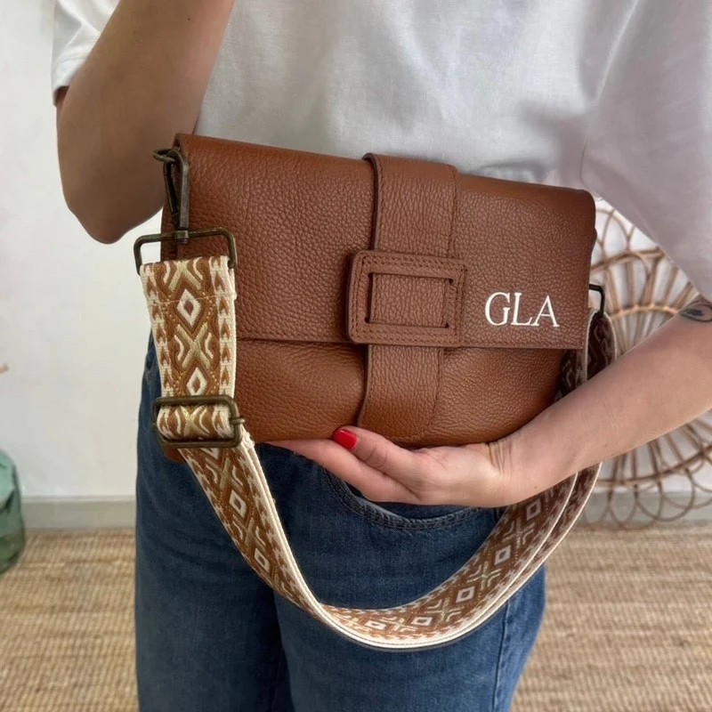 Bolso piel bandolera camel solapa personalizado iniciales bordadas