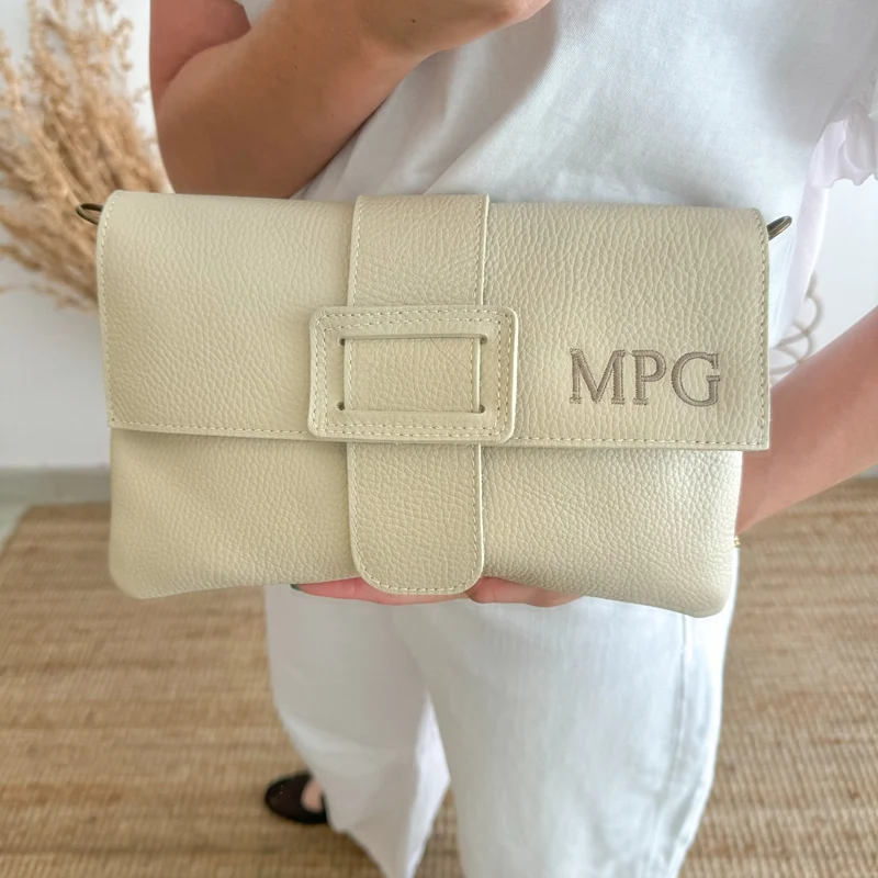Bolso piel bandolera beige solapa personalizado iniciales bordadas