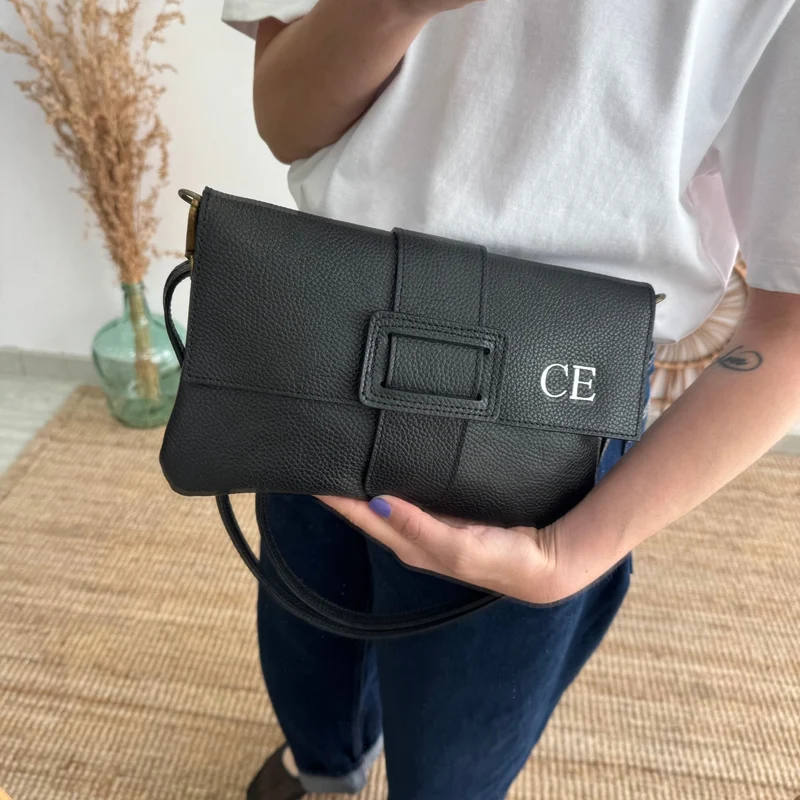 Bolso piel bandolera negro solapa personalizado iniciales bordadas
