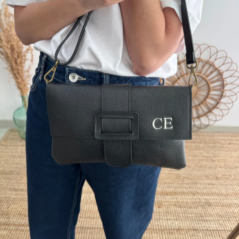 Bolso piel bandolera negro solapa personalizado iniciales bordadas