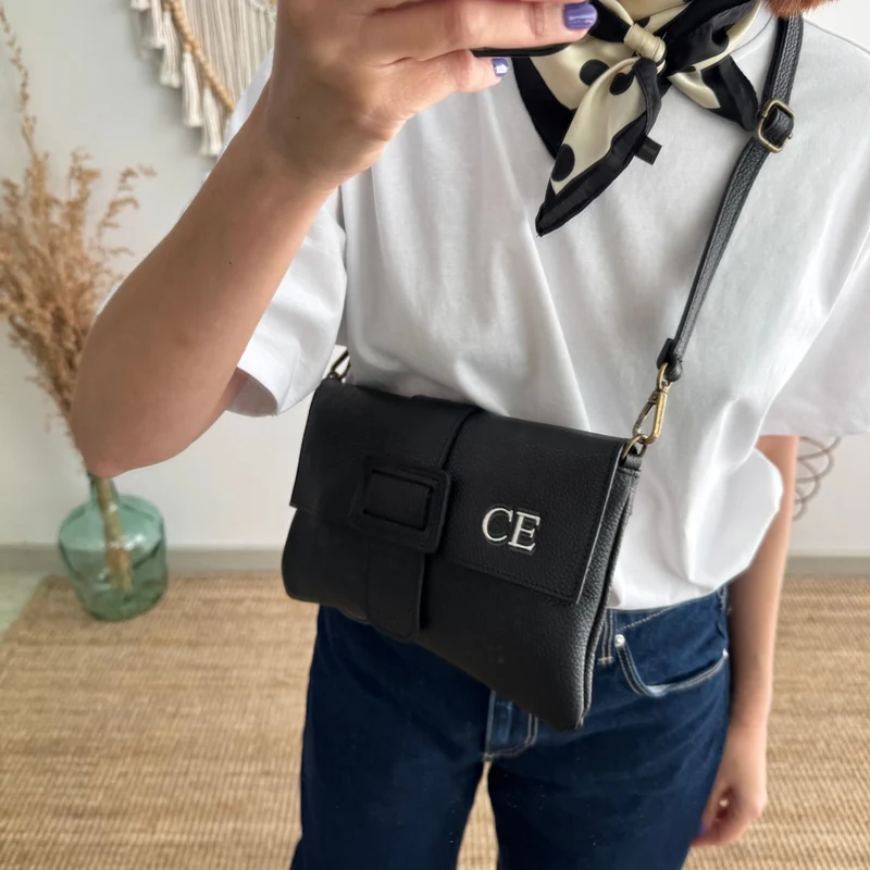 Bolso piel bandolera negro solapa personalizado iniciales bordadas