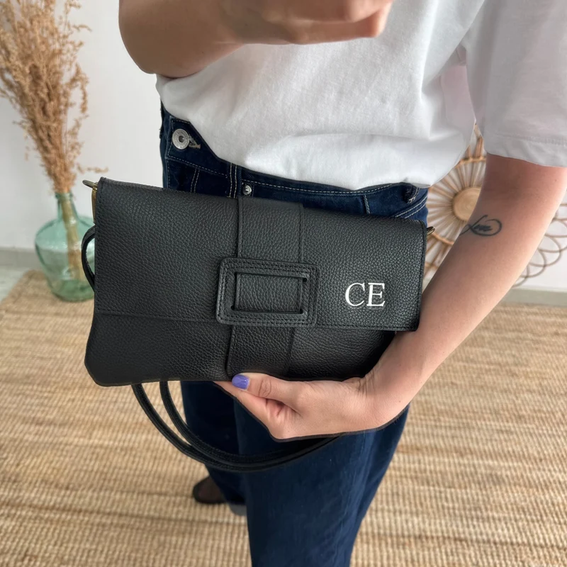 Bolso piel bandolera negro solapa personalizado iniciales bordadas