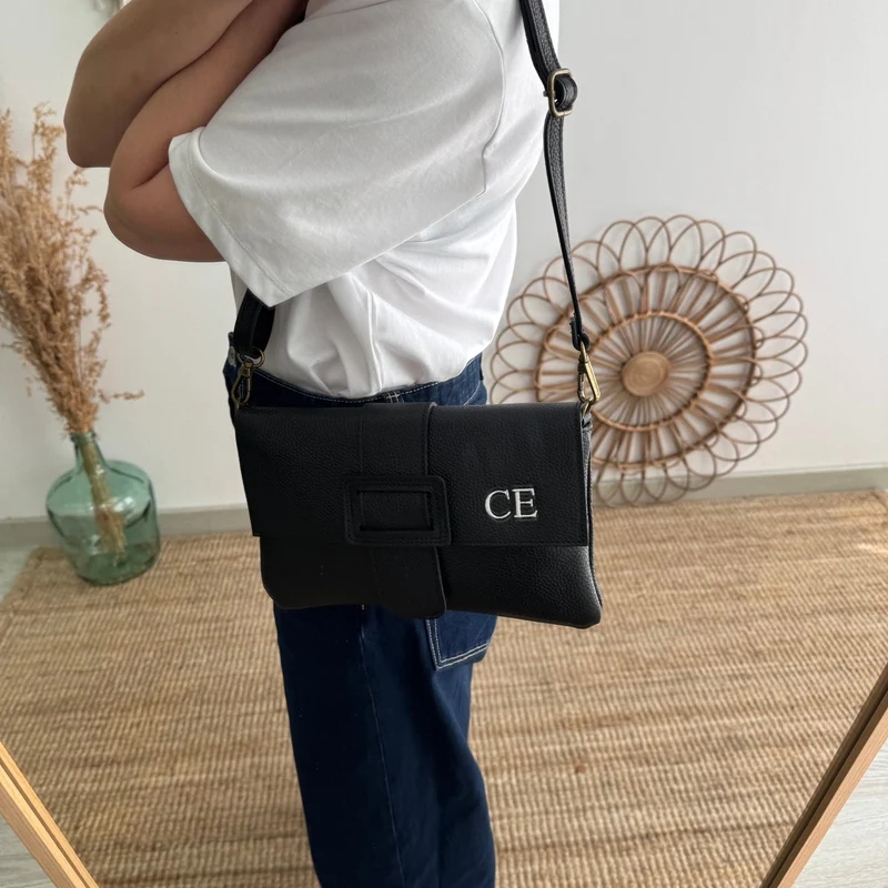 Bolso piel bandolera negro solapa personalizado iniciales bordadas