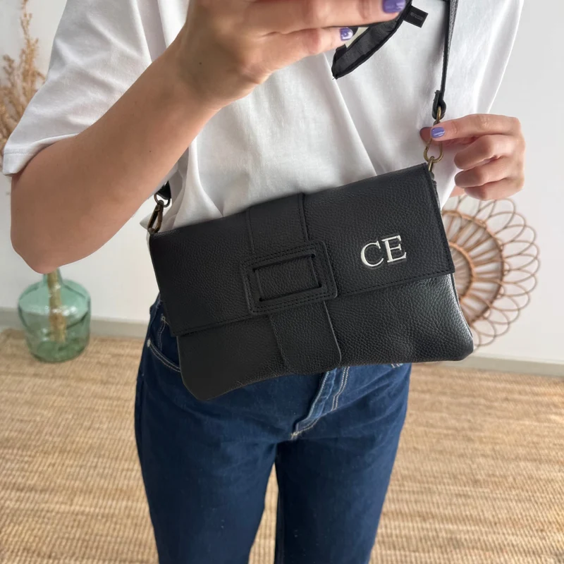 Bolso piel bandolera negro solapa personalizado iniciales bordadas