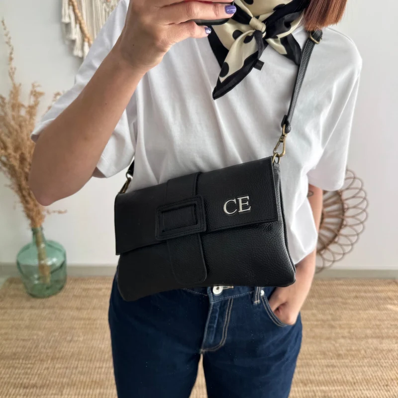 Bolso piel bandolera negro solapa personalizado iniciales bordadas