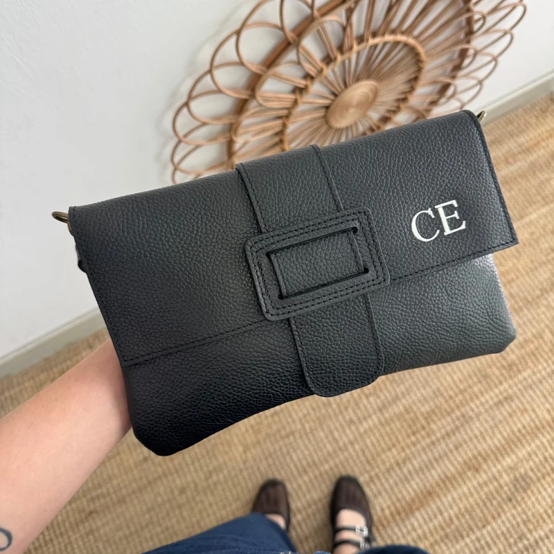 Bolso piel bandolera negro solapa personalizado iniciales bordadas