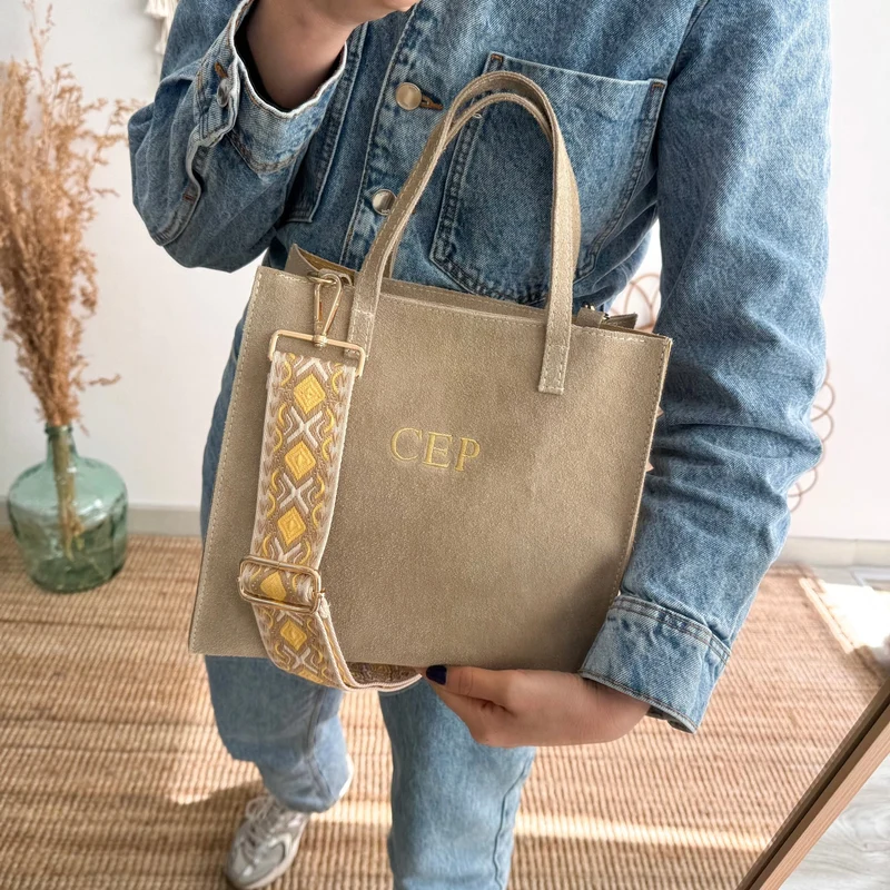 Bolso cuadrado serraje beige herraje dorado iniciales bordadas