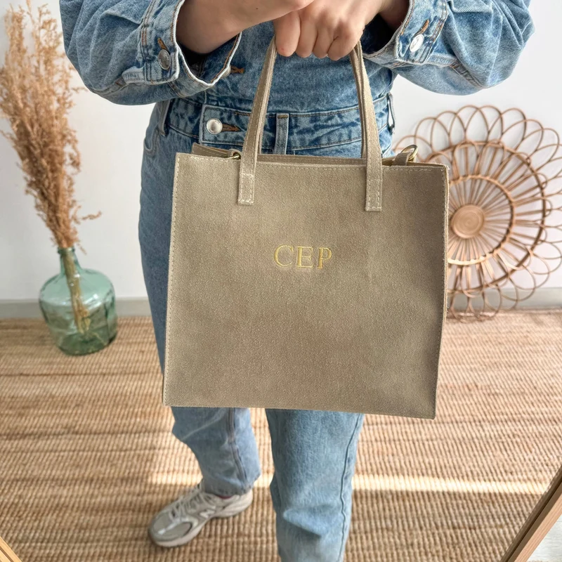 Bolso cuadrado serraje beige herraje dorado iniciales bordadas