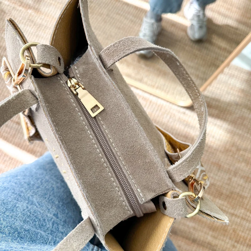 Bolso cuadrado serraje beige herraje dorado iniciales bordadas