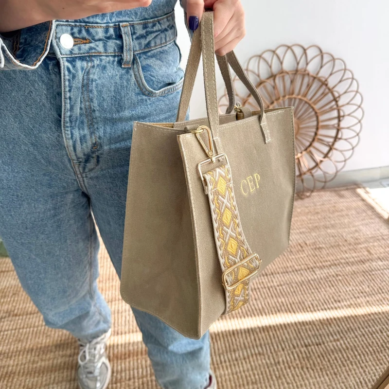 Bolso cuadrado serraje beige herraje dorado iniciales bordadas