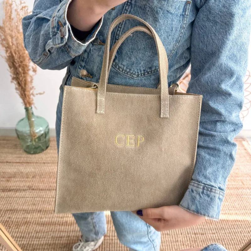Bolso cuadrado serraje beige herraje dorado iniciales bordadas