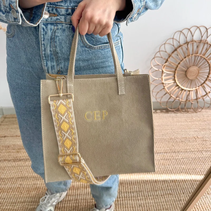 Bolso cuadrado serraje beige herraje dorado iniciales bordadas