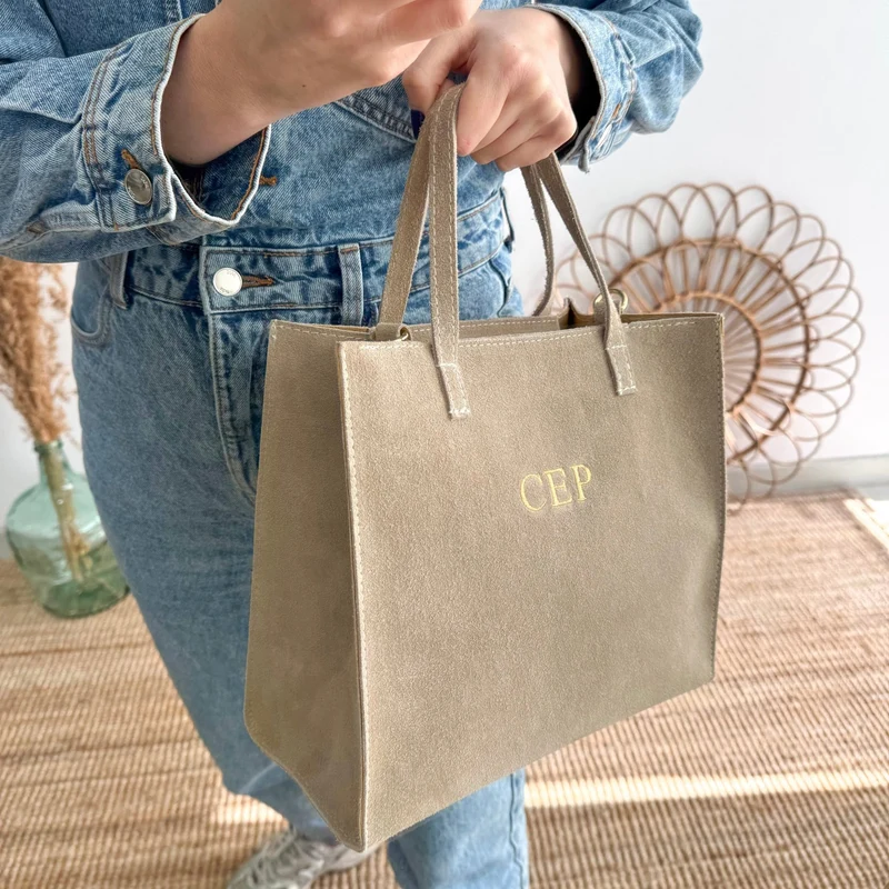 Bolso cuadrado serraje beige herraje dorado iniciales bordadas