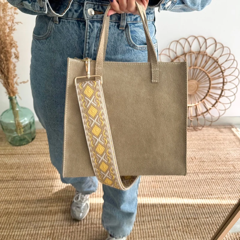 Bolso cuadrado serraje beige herraje dorado iniciales bordadas