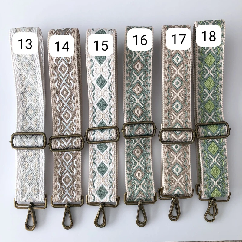 Bandolera loneta gris claro iniciales bordadas con correa étnica