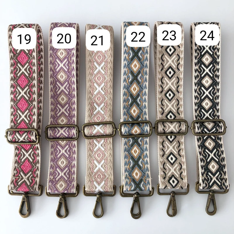 Bandolera loneta gris claro iniciales bordadas con correa étnica