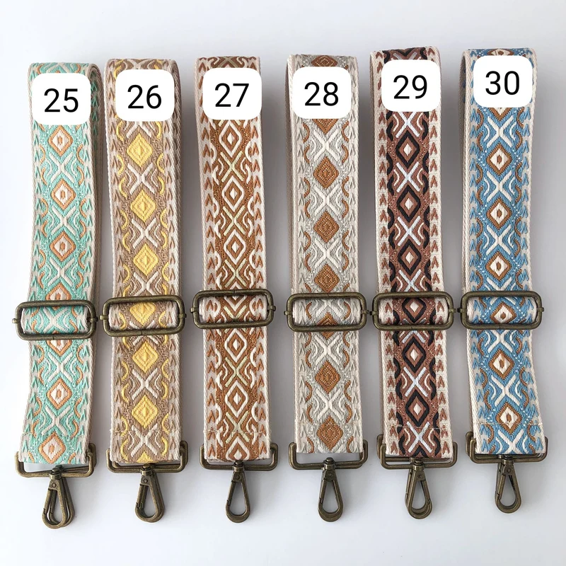 Bandolera loneta gris claro iniciales bordadas con correa étnica