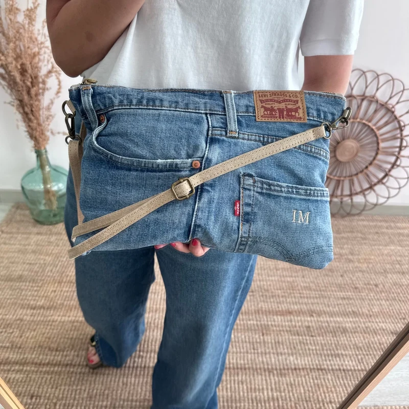 Bandolera denim asas piel taupe iniciales bordadas