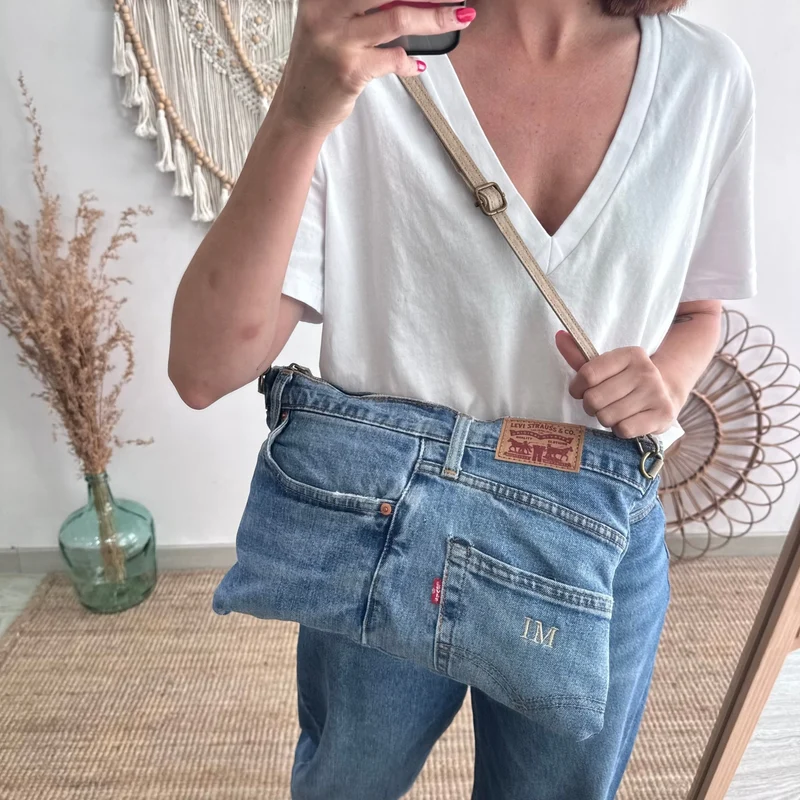 Bandolera denim asas piel taupe iniciales bordadas