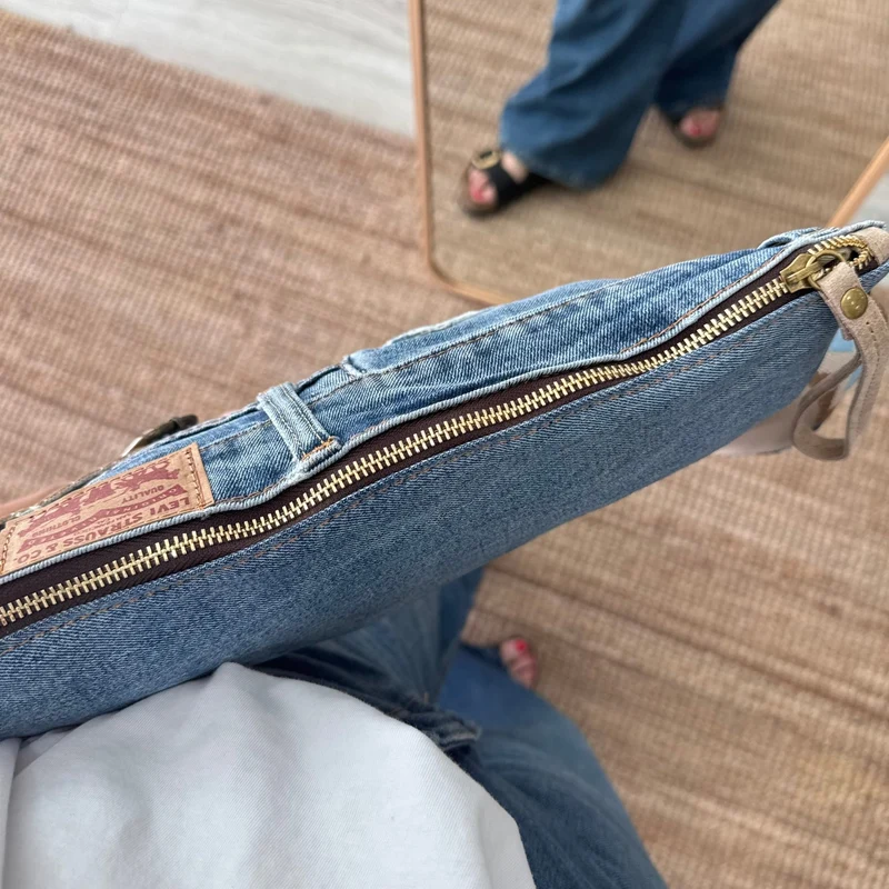 Bandolera denim asas piel taupe iniciales bordadas