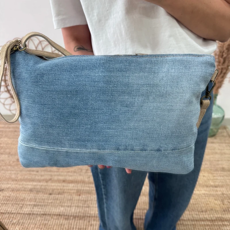 Bandolera denim asas piel taupe iniciales bordadas
