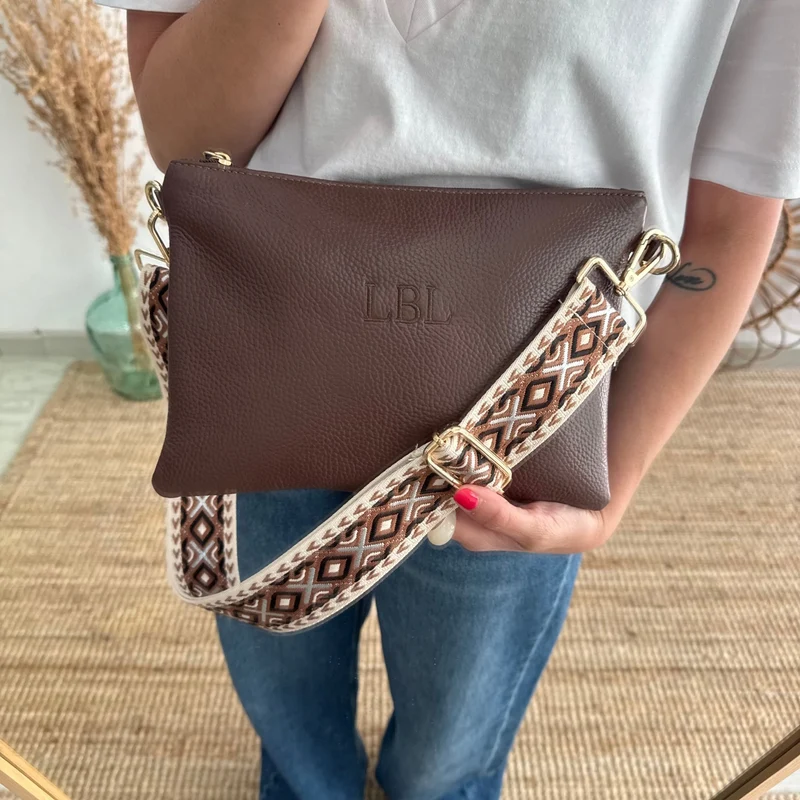 Bolso piel bandolera iniciales bordadas marrón