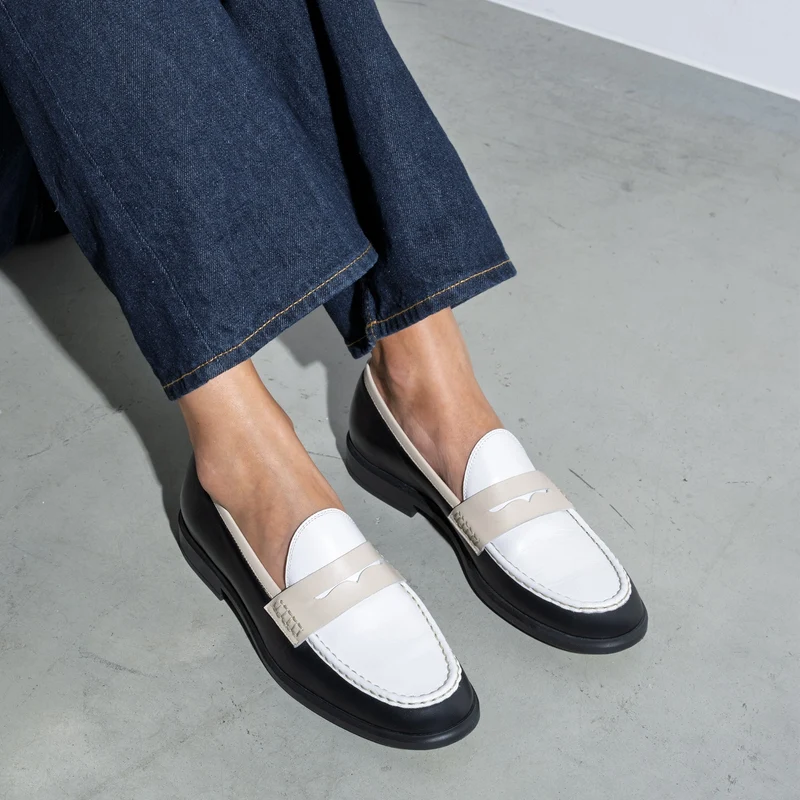 Isabel Bernard Vendôme Blandine Zwarte-Witte Kalfsleren Loafers met Witte details IB51015-10170-36