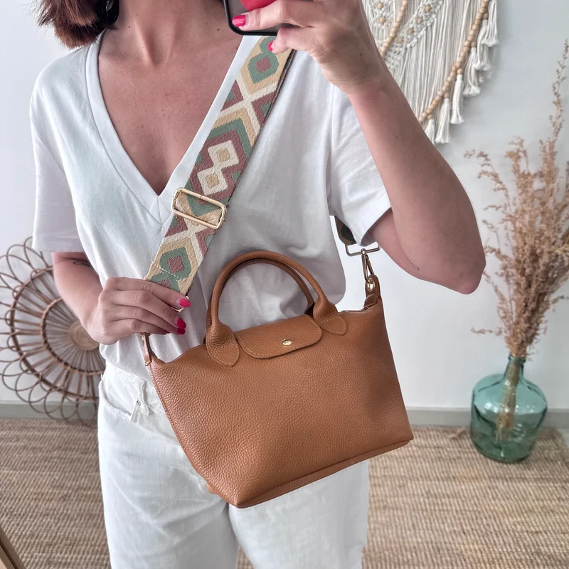 Bolso ovalado piel camel solapa iniciales bordadas