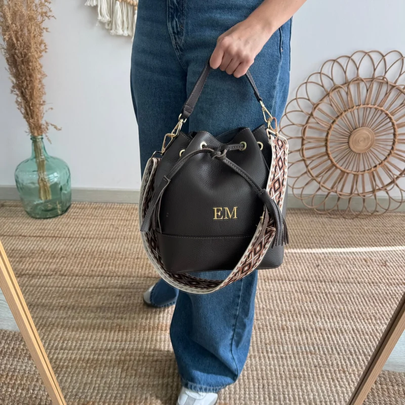 Bolso bucket piel marrón grande pompón iniciales bordadas
