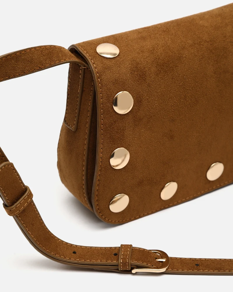 Nemu bolso bandolera pequeño efecto ante con detalles metálicos grandes