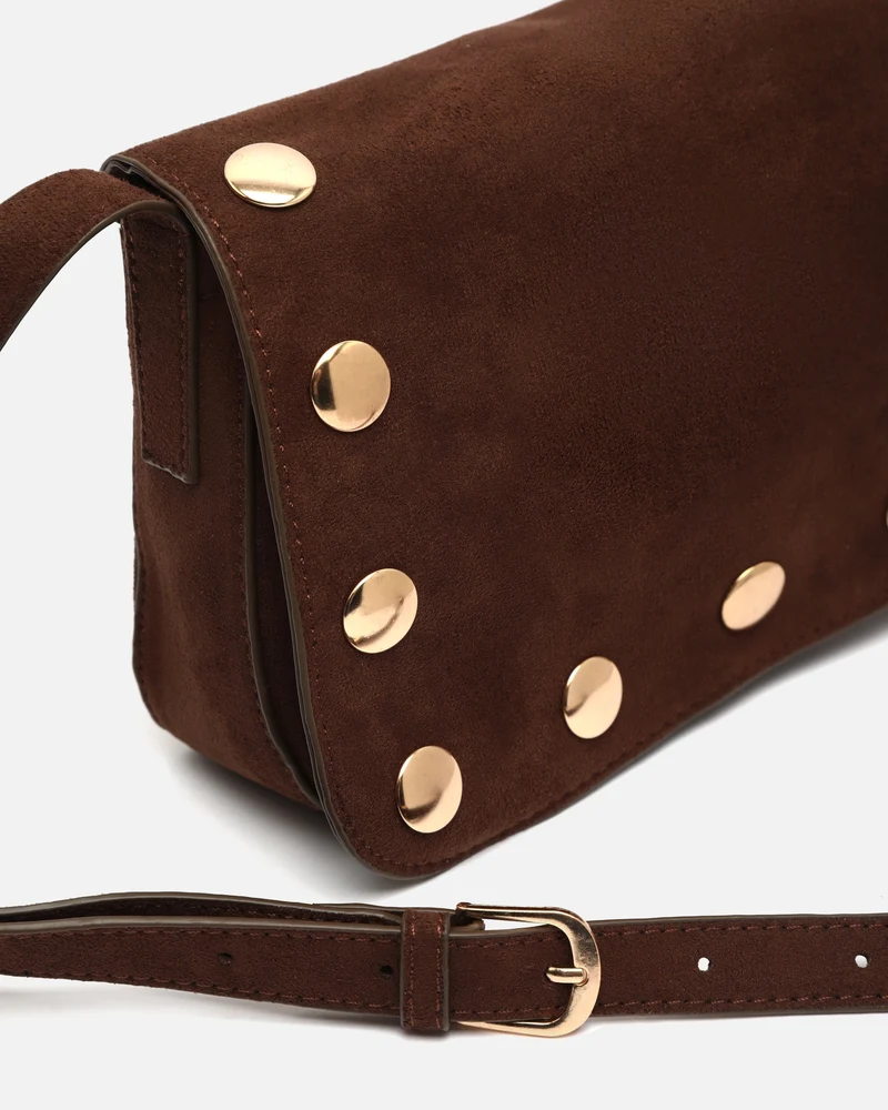 Nemu bolso bandolera pequeño efecto ante con detalles metálicos grandes
