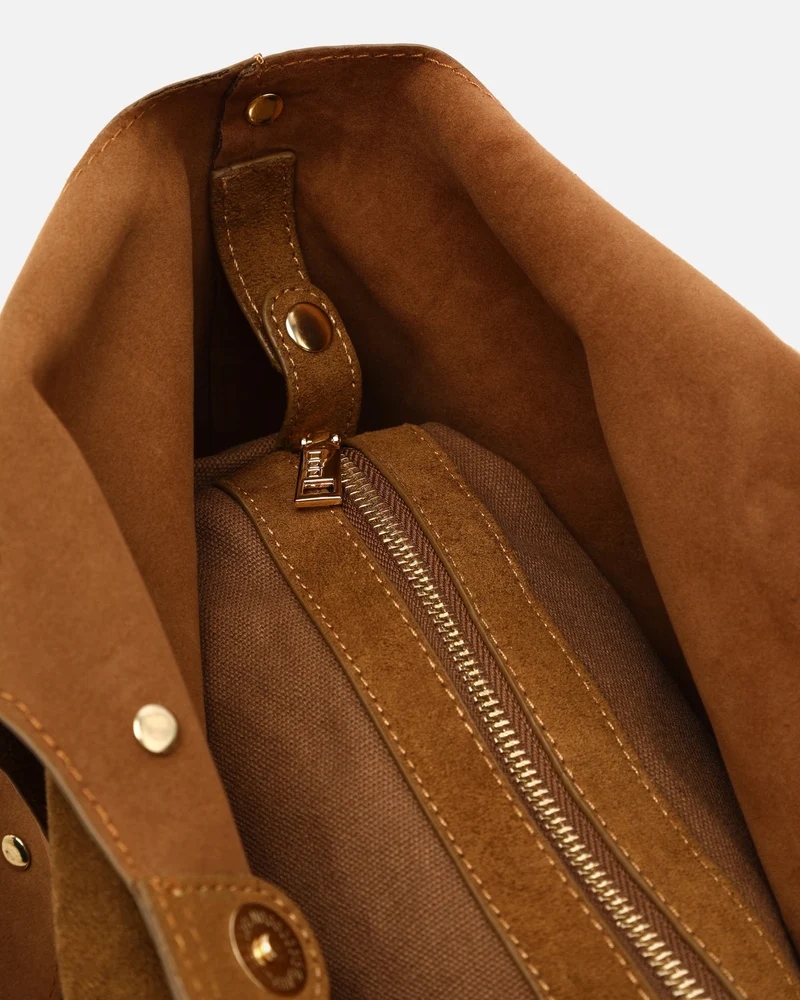 Nemi bolso hobo grande efecto ante con detalles metálicos grandes