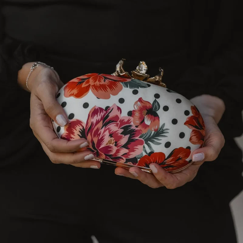 Bolso Ovalado Flor Garra Print Art Lunares Blanco, Negro y Rojo
