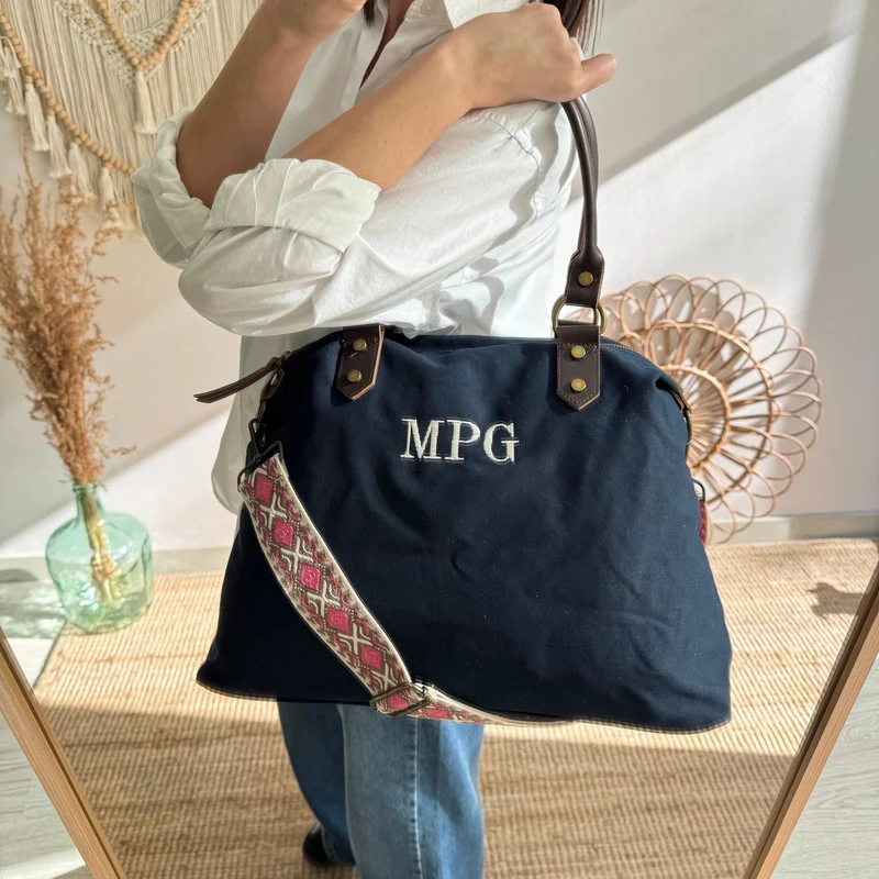 Bolso combinado loneta y piel azul marino iniciales bordadas con correa étnica