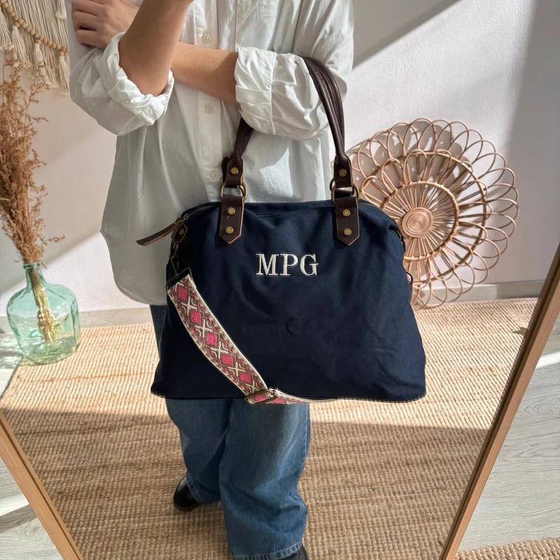 Bolso combinado loneta y piel azul marino iniciales bordadas con correa étnica