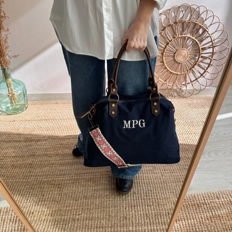 Bolso combinado loneta y piel azul marino iniciales bordadas con correa étnica
