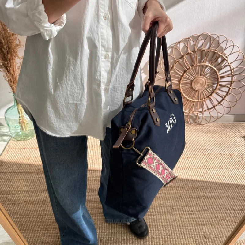 Bolso combinado loneta y piel azul marino iniciales bordadas con correa étnica
