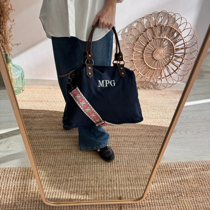 Bolso combinado loneta y piel azul marino iniciales bordadas con correa étnica
