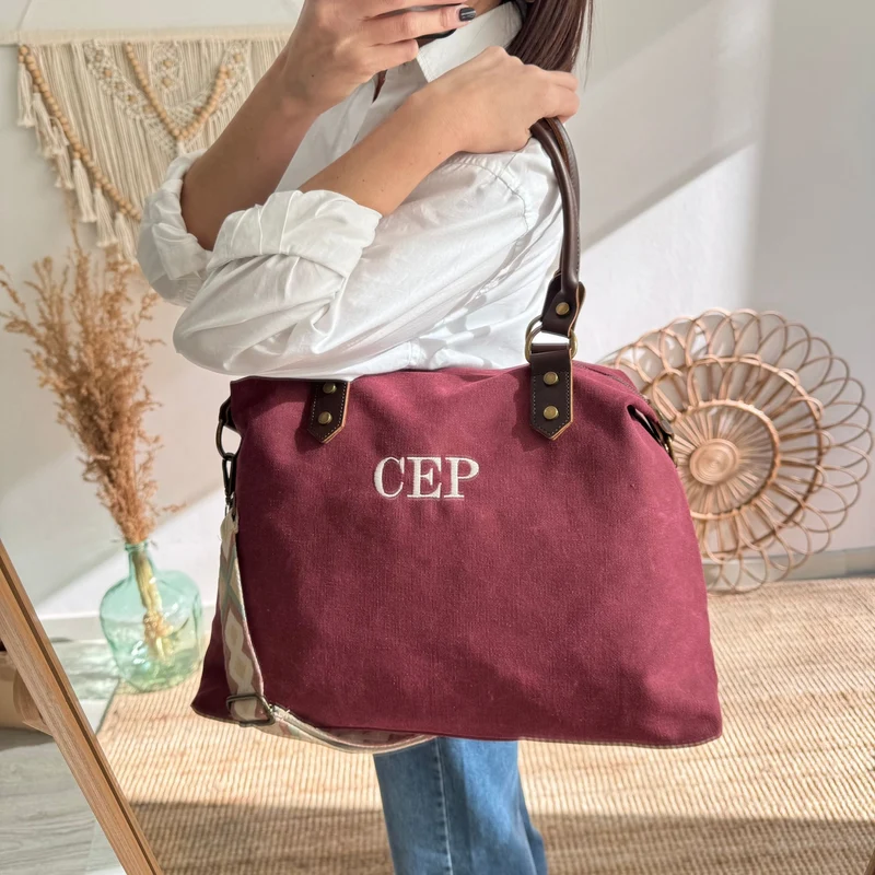 Bolso combinado loneta y piel granate iniciales bordadas con correa étnica