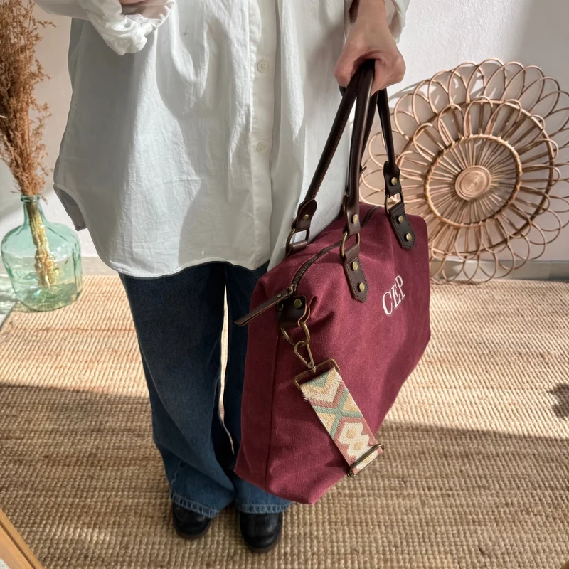 Bolso combinado loneta y piel granate iniciales bordadas con correa étnica