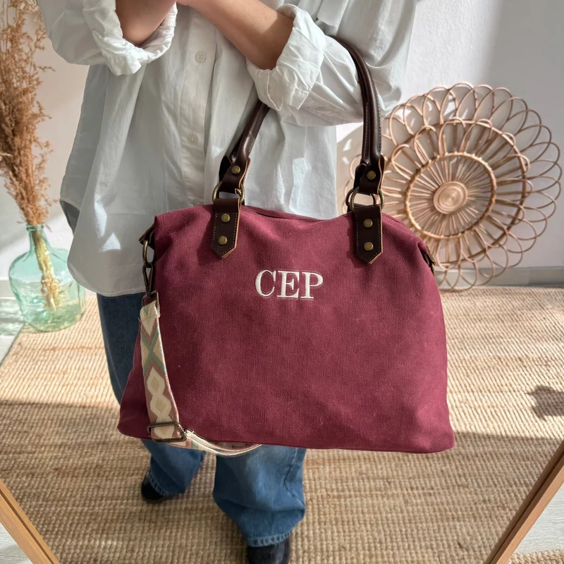Bolso combinado loneta y piel granate iniciales bordadas con correa étnica