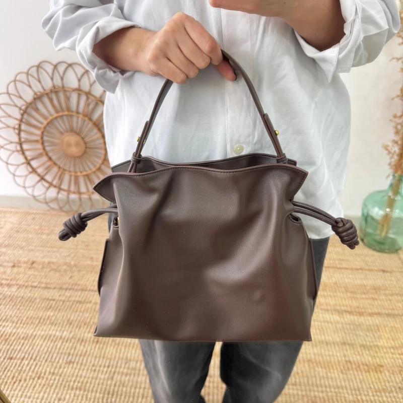 Bolso fruncido piel marrón
