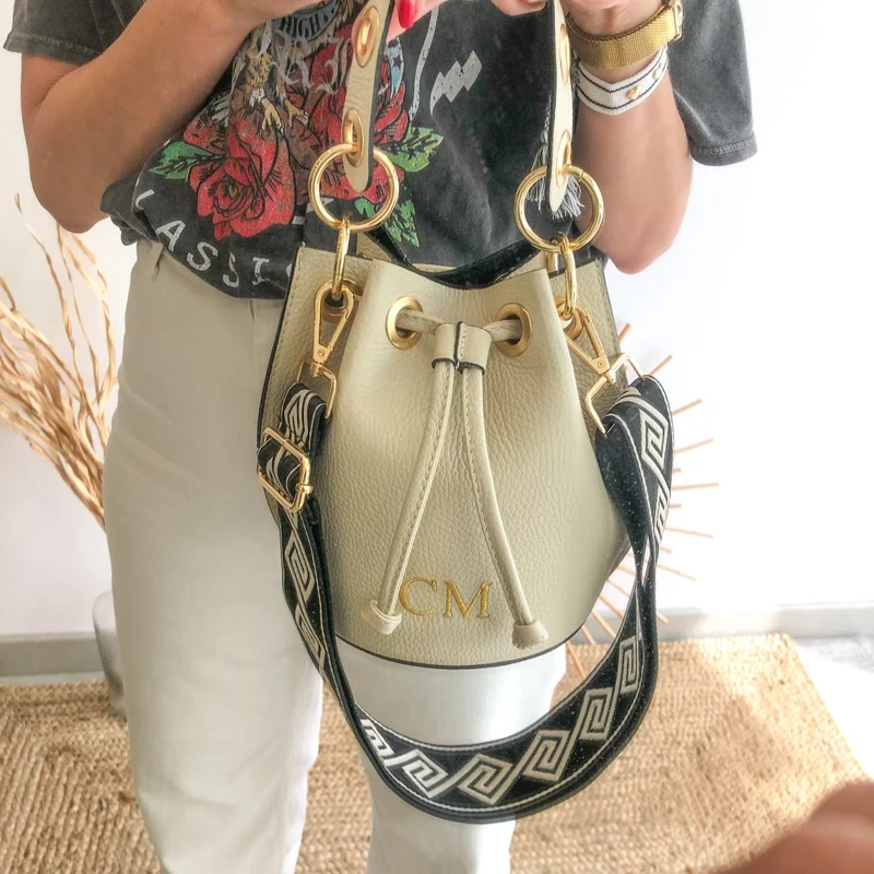 Bombonera piel beige arandelas doradas iniciales bordadas