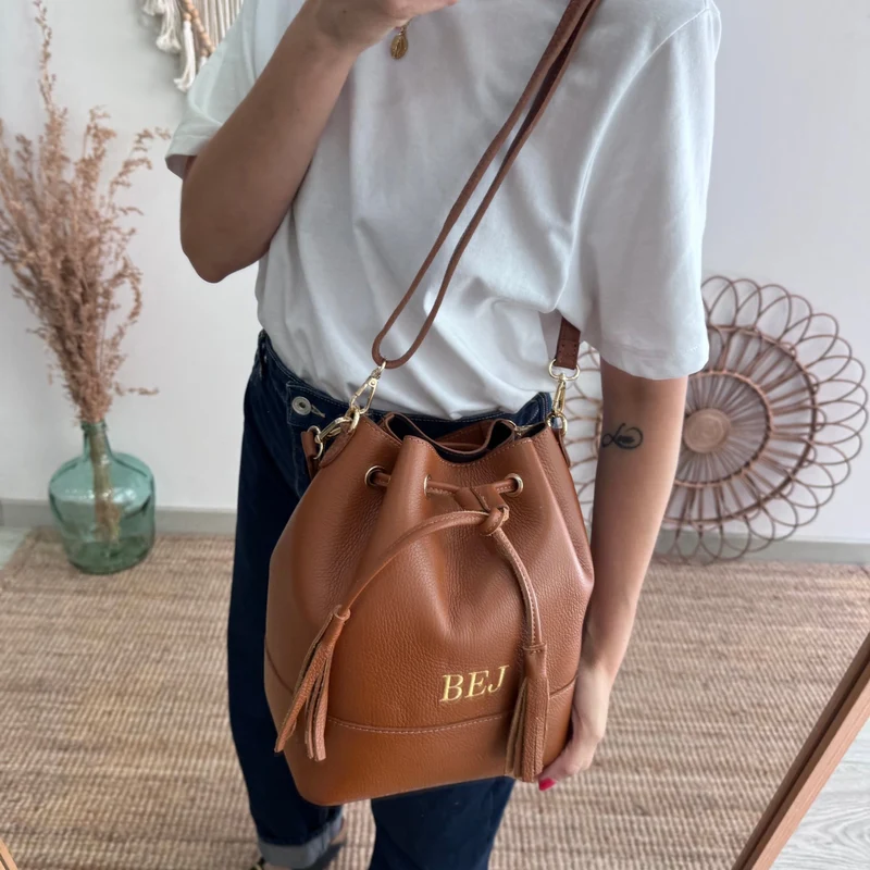 Bolso bucket piel camel grande pompón iniciales bordadas