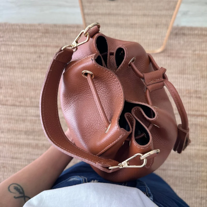 Bolso bucket piel camel grande pompón iniciales bordadas