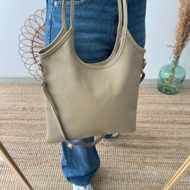 Bolso tote piel asas largas taupe iniciales bordadas