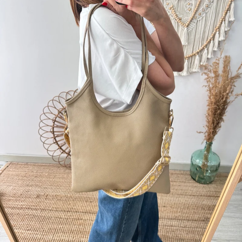 Bolso tote piel asas largas taupe iniciales bordadas
